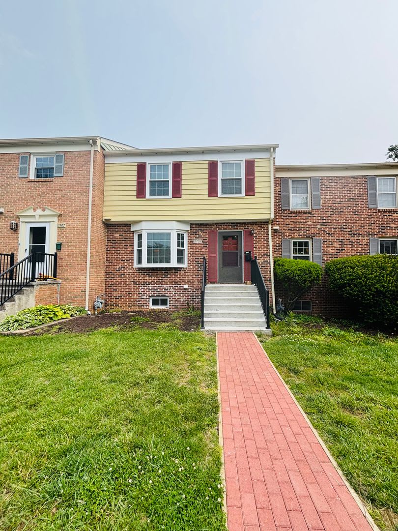 3 Bedroom 2 Full Bathrooms 2 Half Bathrooms Townhouse