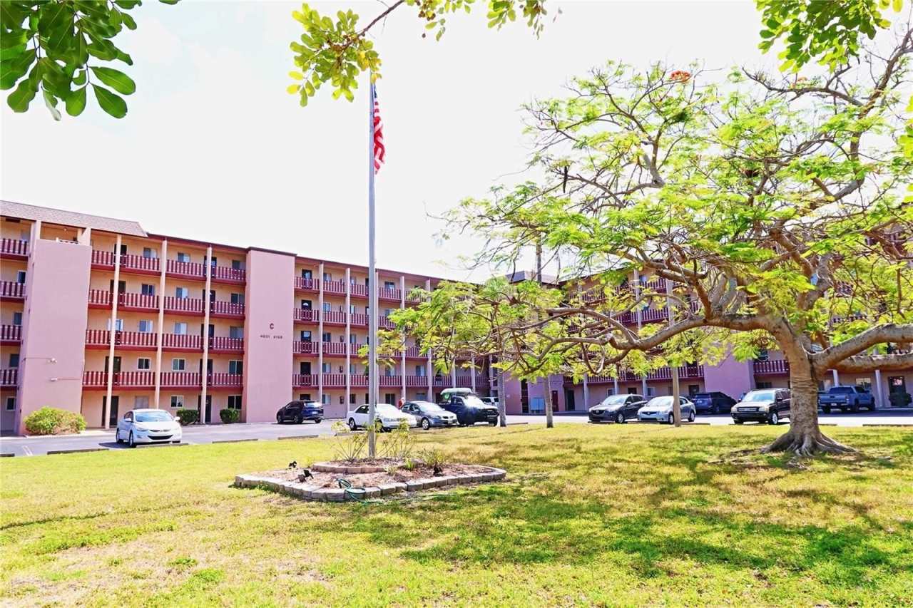 4111 LAKE BAYSHORE DRIVE