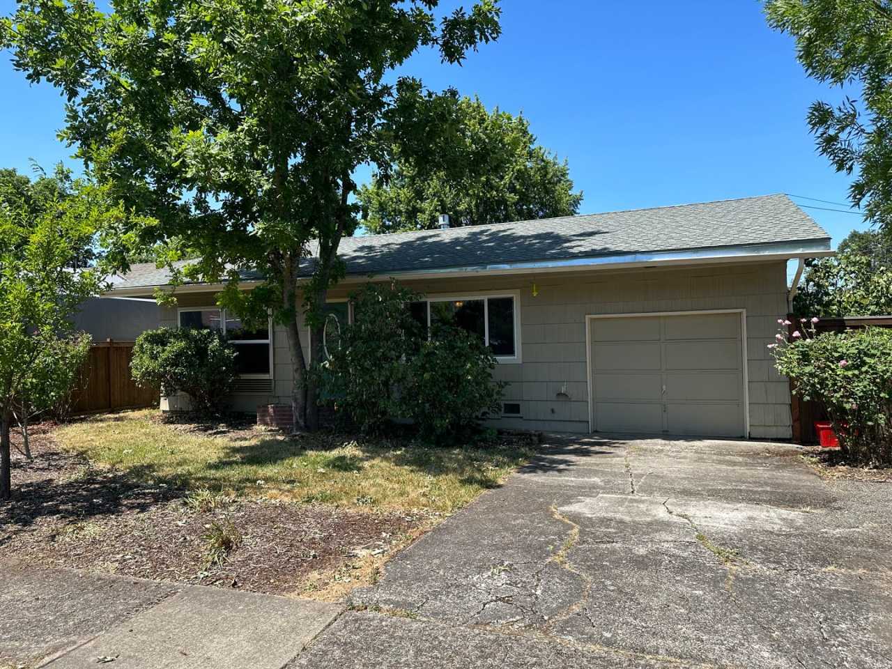 Charming 2 bedroom 1 bath house!