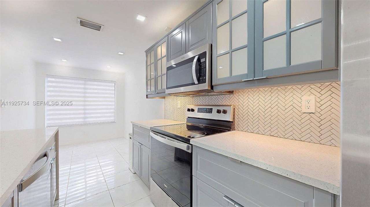 8212 NW 8th Place 2, Plantation, FL 33324