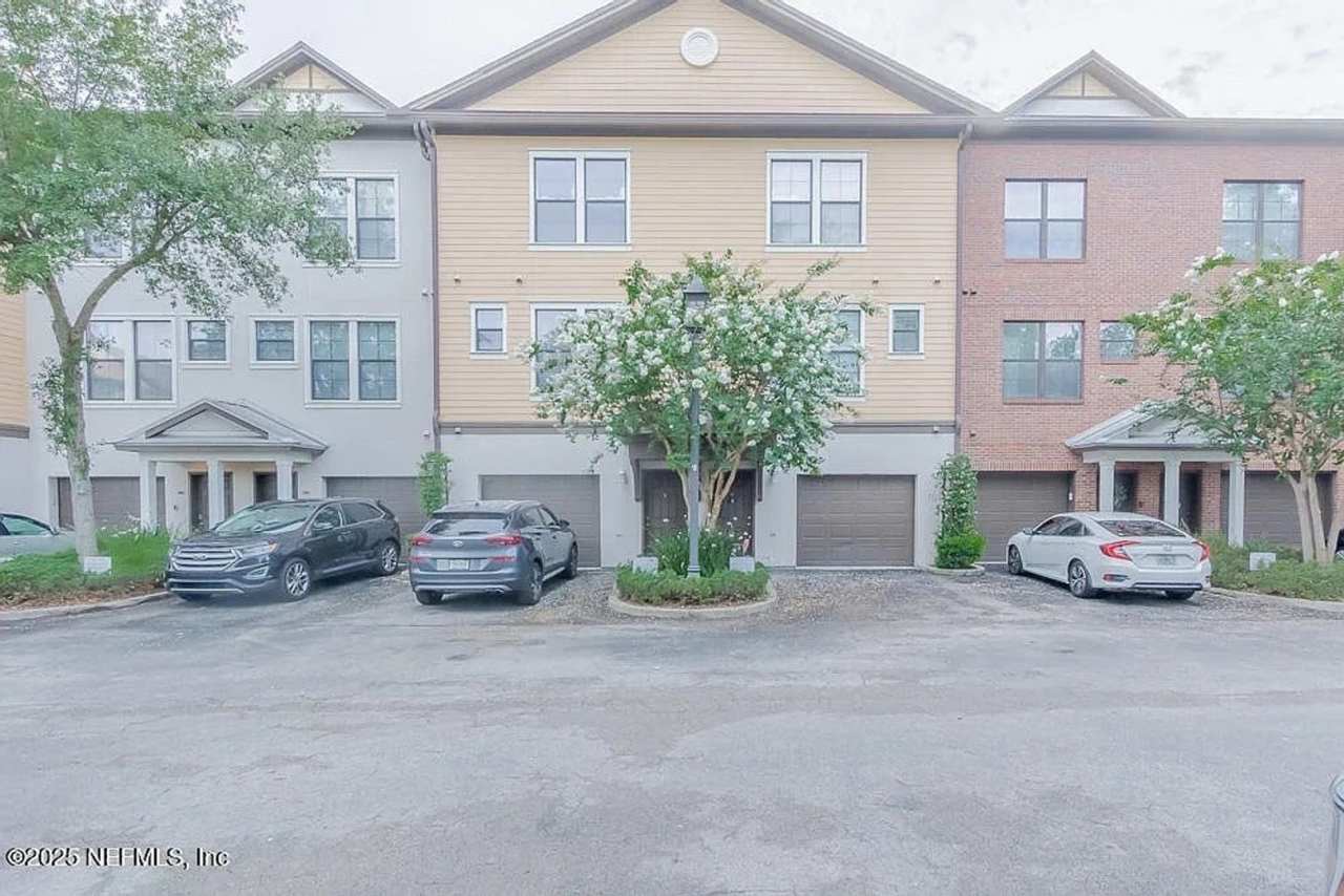 Charming 3BR Townhome in Jacksonville