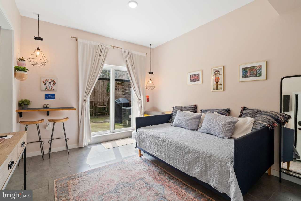 1303 N HOPE Street unit: B