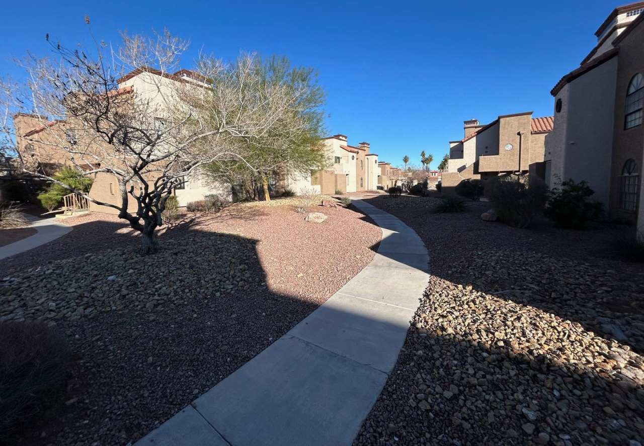 CHARMING EAST LAS VEGAS HOME W/ 2 BD 2 BR IN 2ND STORY CONDO