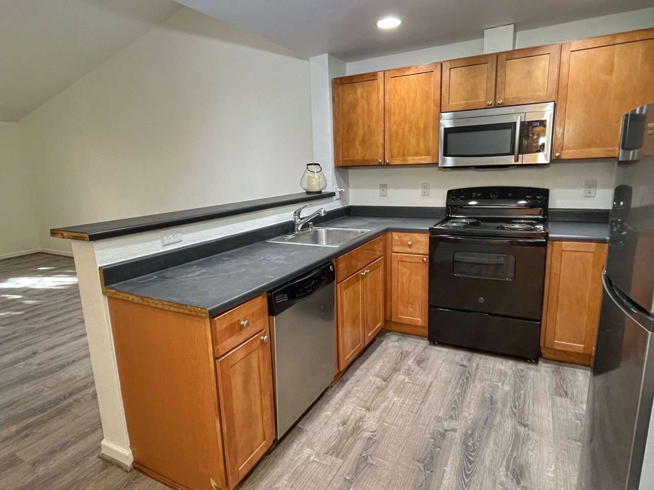 East Hill 2-bedroom top-floor unit w/s/g included