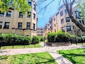 5655 N Spaulding Avenue unit: 2W