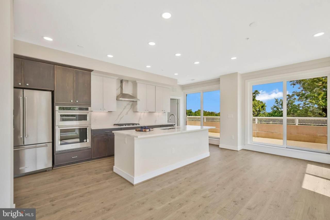 635 SLATERS Lane unit: 305