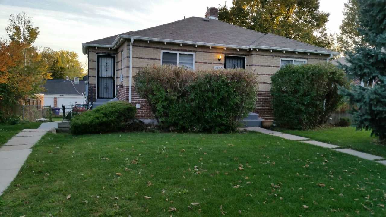 SUPER CUTE 1 BDRM IN DUPLEX HOME IN SLOAN'S LAKE AREA! GARAGE AND FENCED YARD!