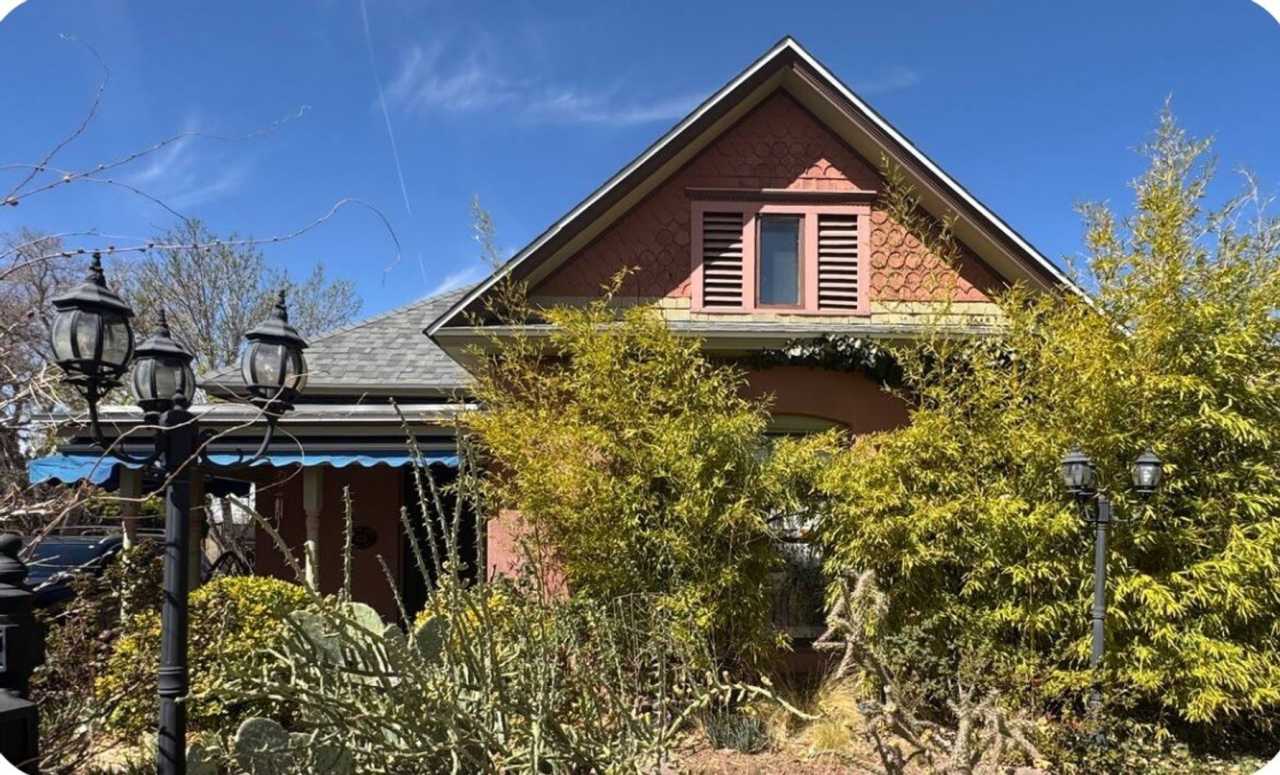 Historic Home 2 Bedroom +office 2 Baths, and Off street Parking