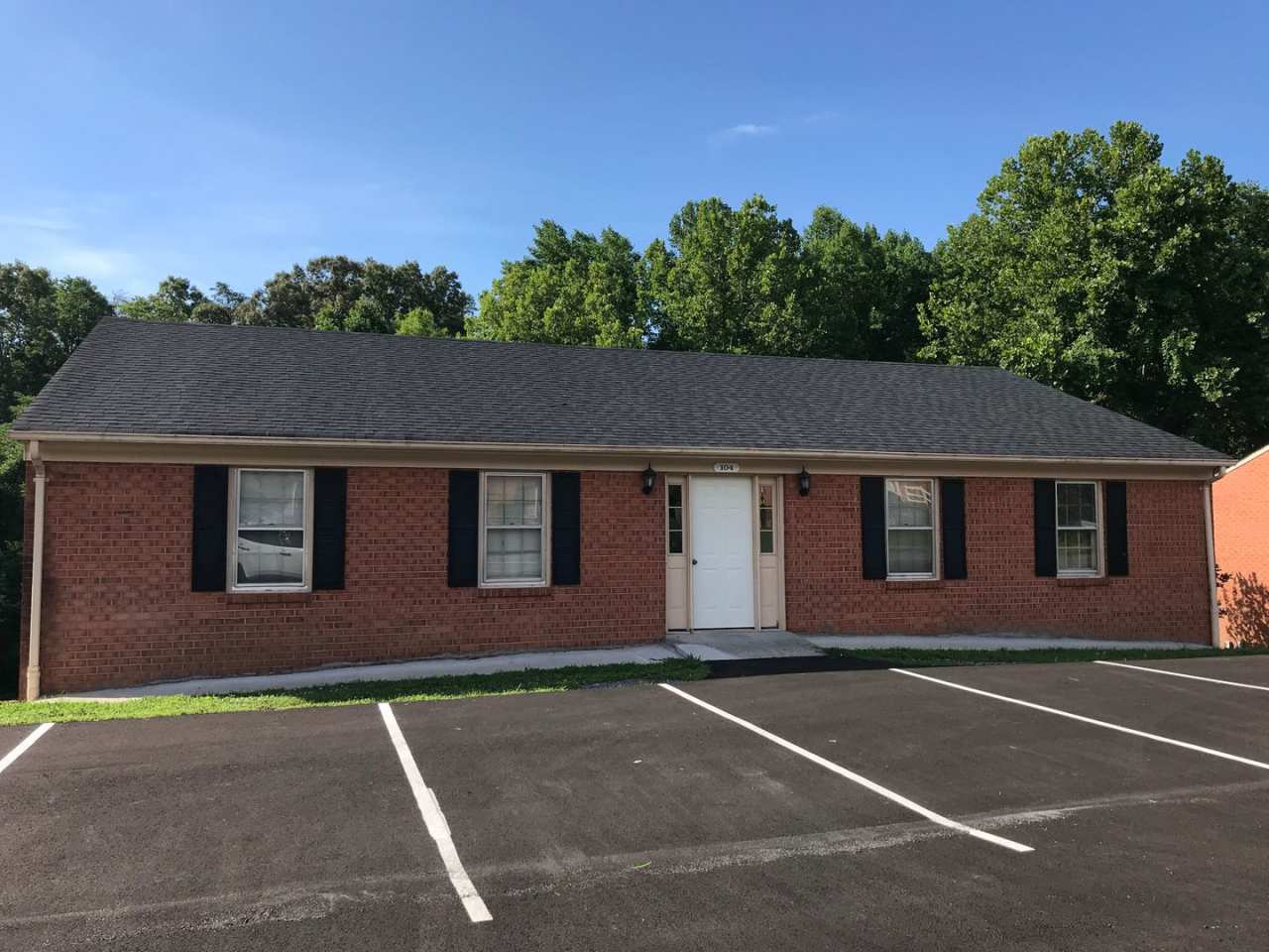 Renovated apartment in the hear of Brookneal. Water/trash/lawncare included!