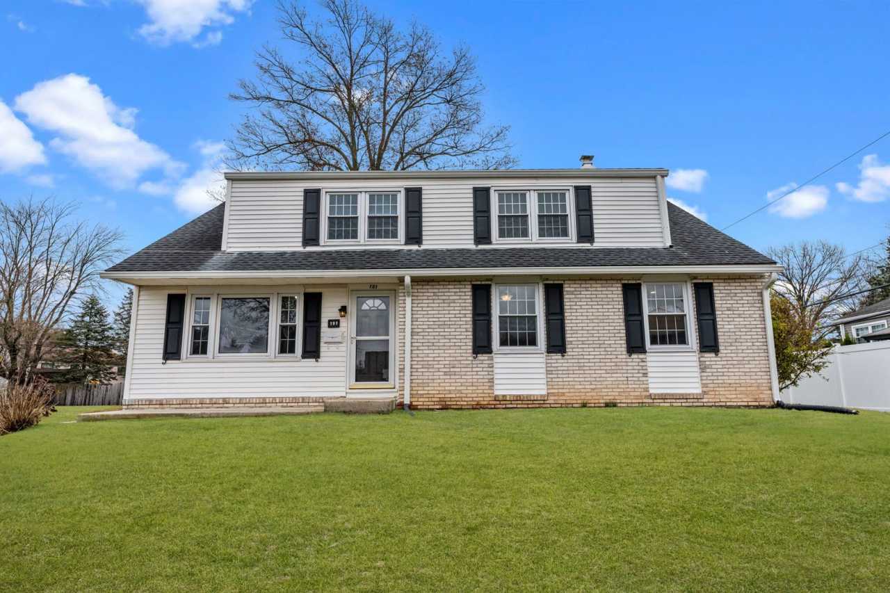 Updated 5 bed 2.5 bath Single Home available NOW in Warminster