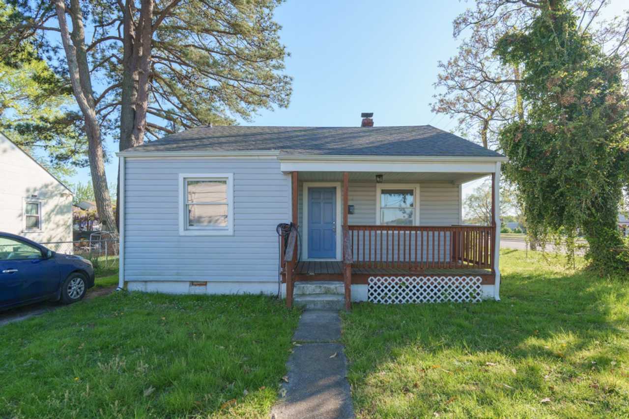 MOVE IN READY 2 Bedroom right off George Washington Parkway!