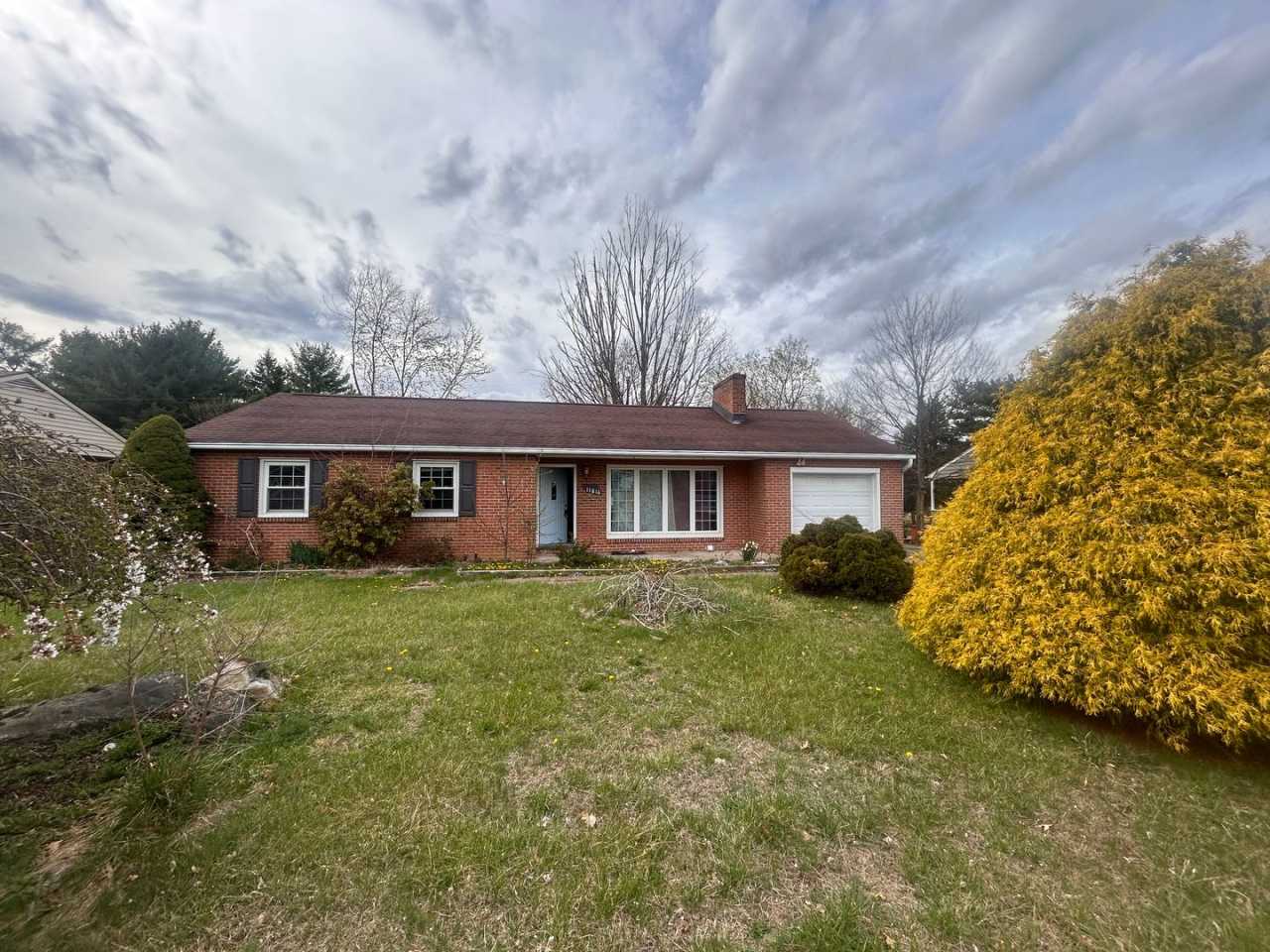 Spacious 5-Bedroom Retreat with Luxurious Amenities Near Hagerstown Community College!