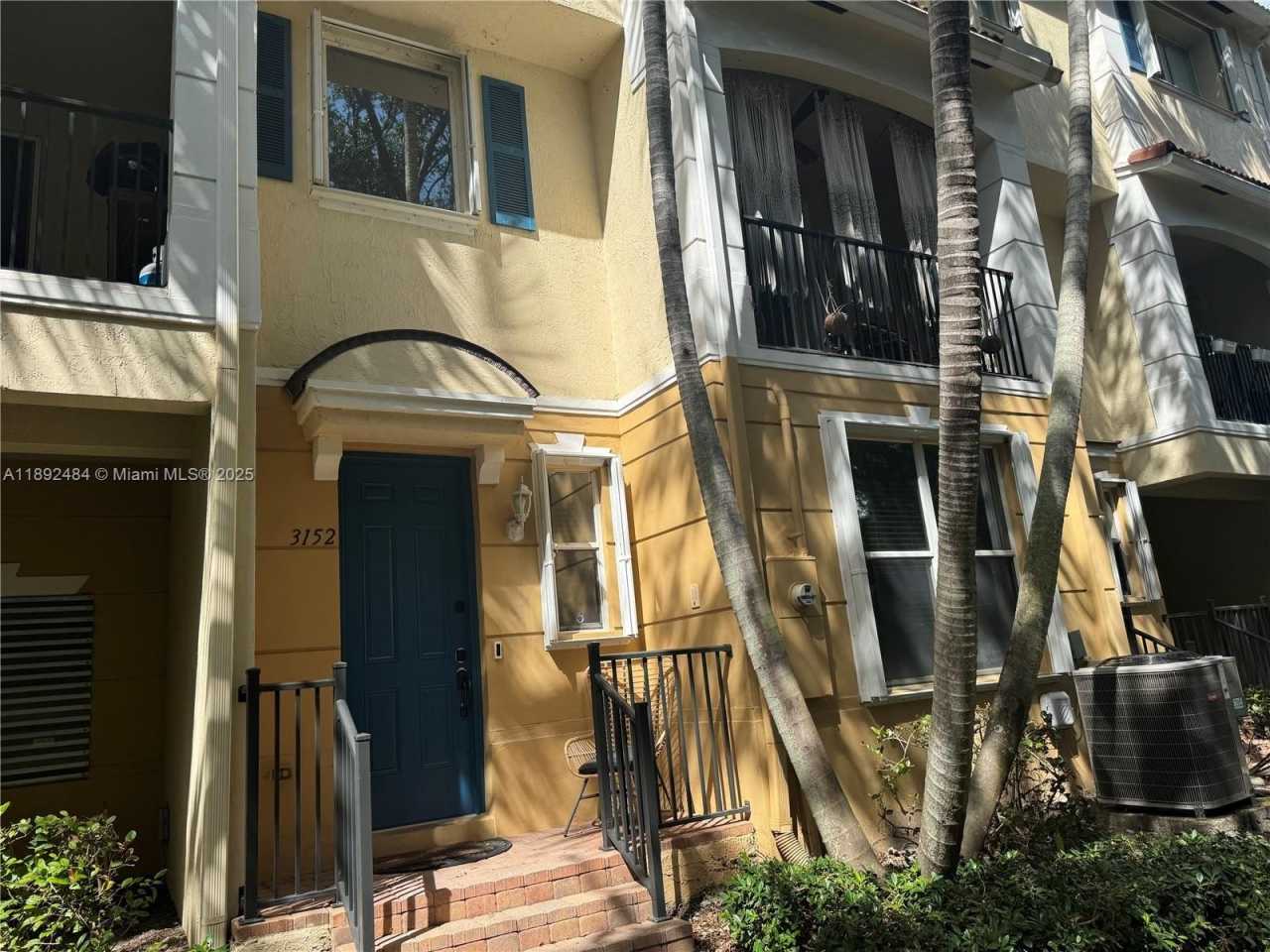 3152 N Greenleaf Cir