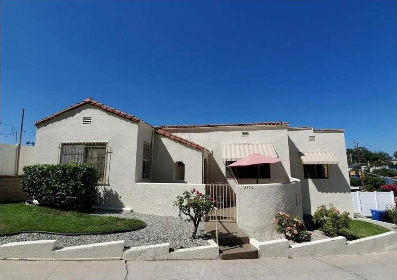 2779 Lakewood Avenue N