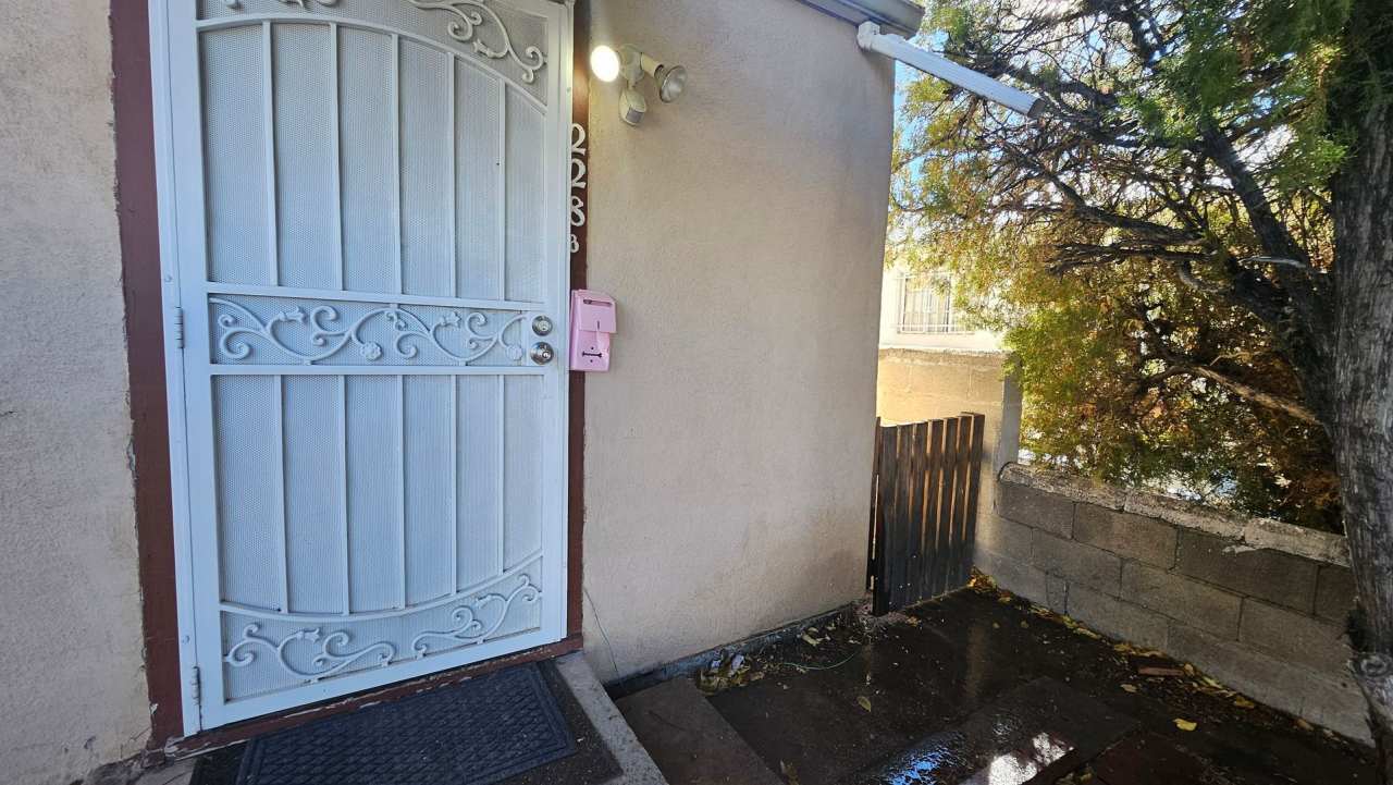 1 bed with yard! Condo near UNM!