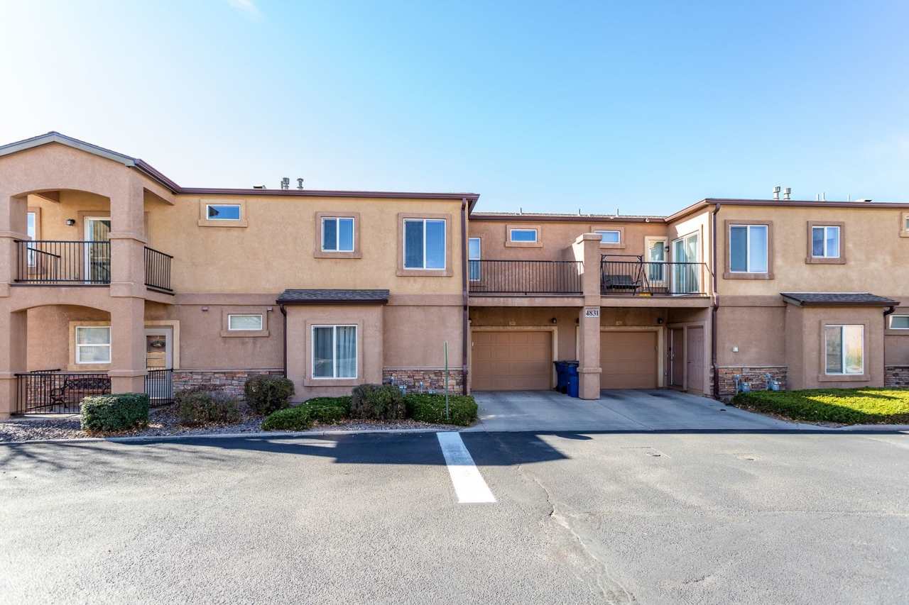 Beautiful Ranch-Style Condo with Attached Garage!!