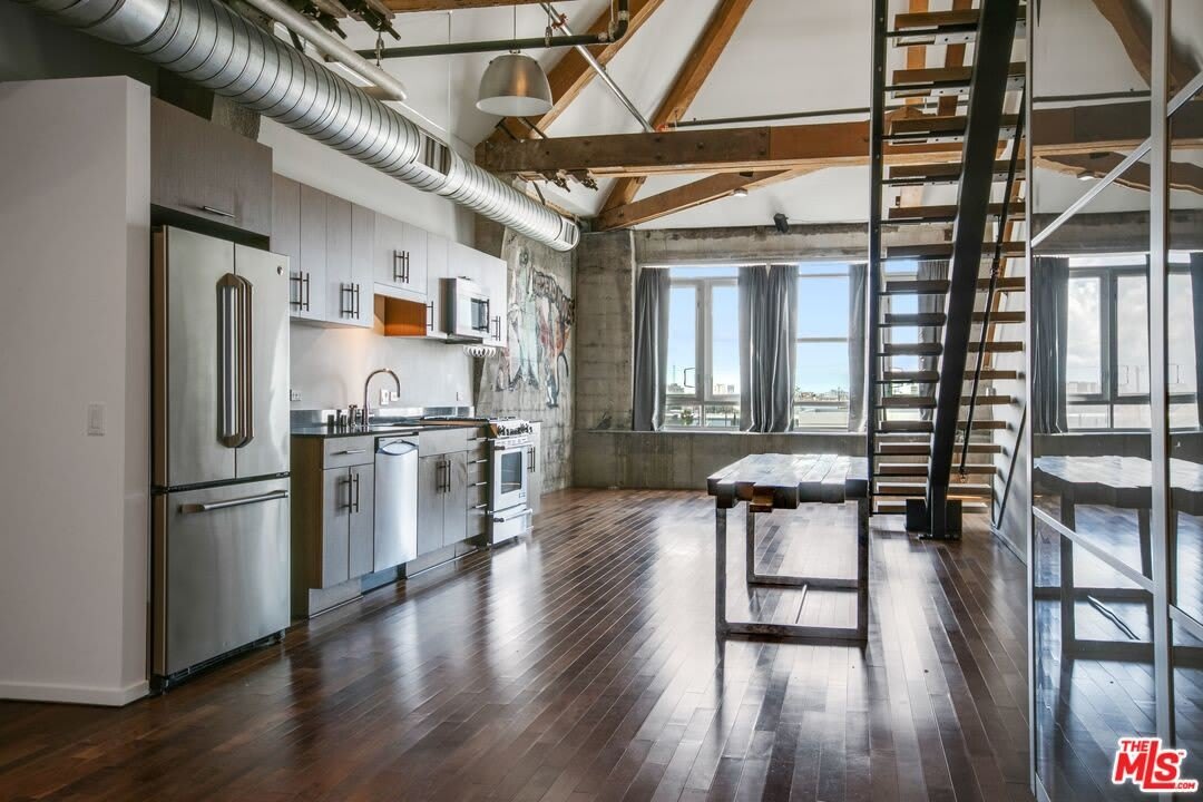 530 S HEWITT St unit: 529