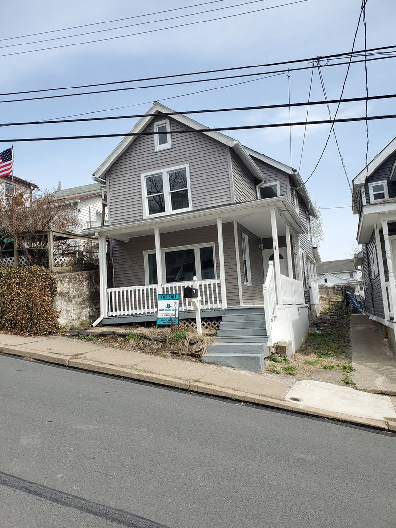 Available Now! Single Family 4 bed/1.5 bath in Plymouth!