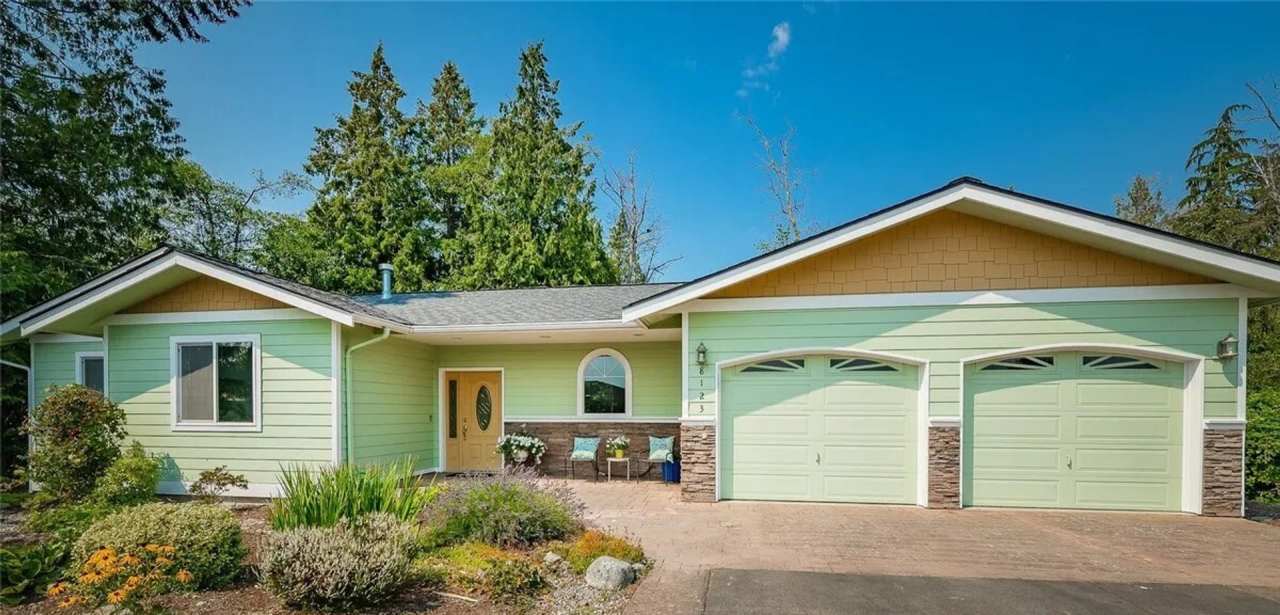 A Beautiful 3-bedroom 2 bath Birch Bay Village! Short term lease available.