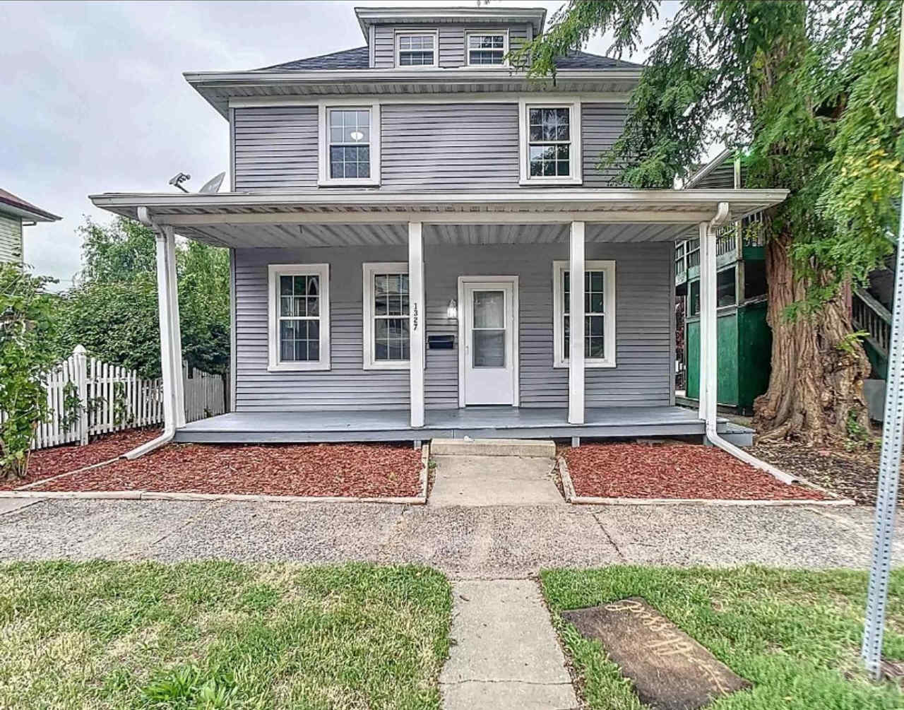 Beautifully renovated historic home near downtown Moline!