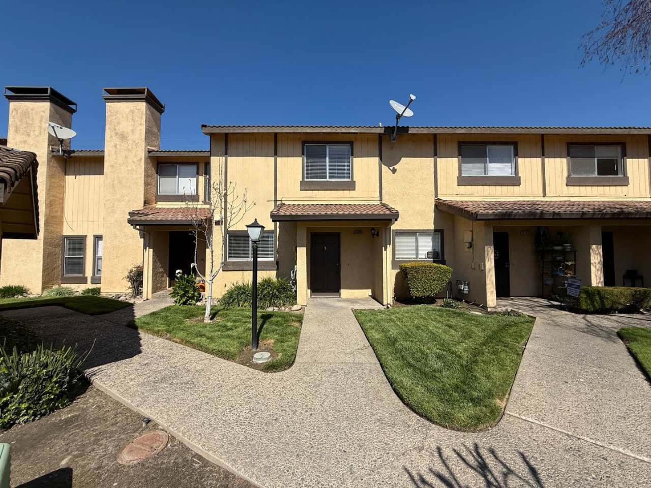 2-bedroom condo in Gated Community!