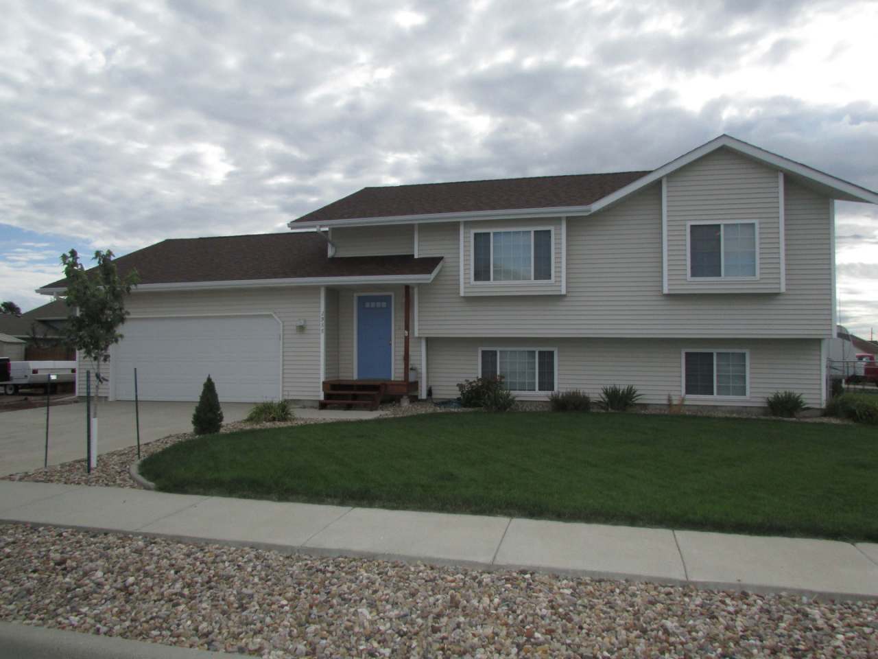 4 BEDROOM | 2 BATH | DOUBLE CAR GARAGE | RAPID VALLEY