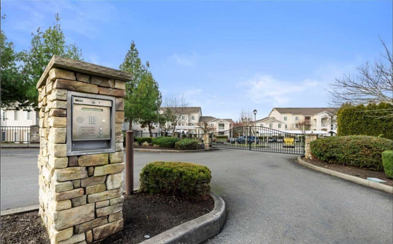 Beautiful Waterford Crossing 2 bedroom Condo ****Move in Special - $500.00 off December rent if moved in by November 2025 end!! *****