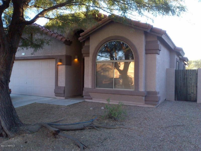 Spacious 4-Bed Home in Rancho Sahuarita – Comfort, Style  Community Living!