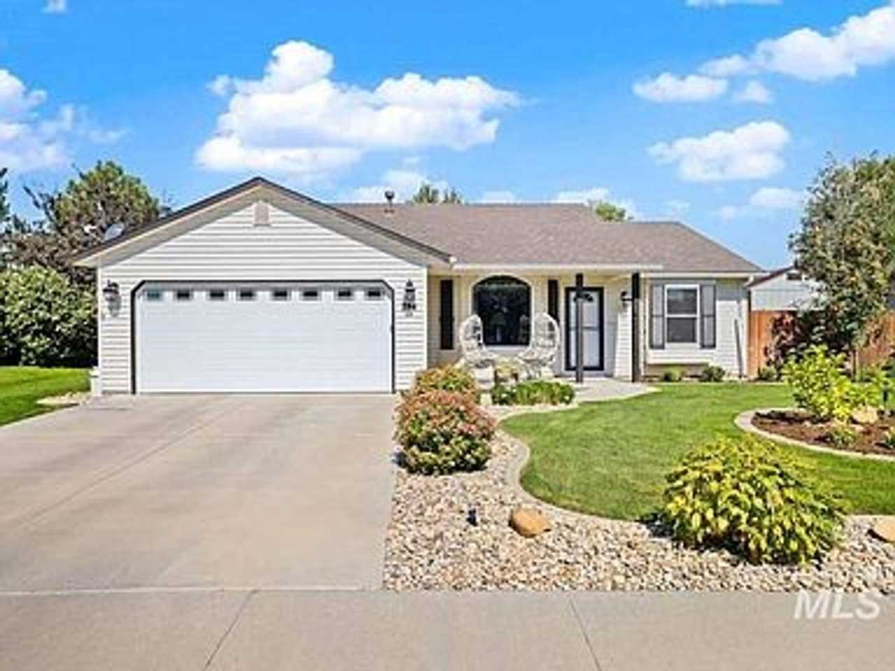 Adorable 3 bed 2 bath home in Middleton, just off Middleton Rd and HWY 44.