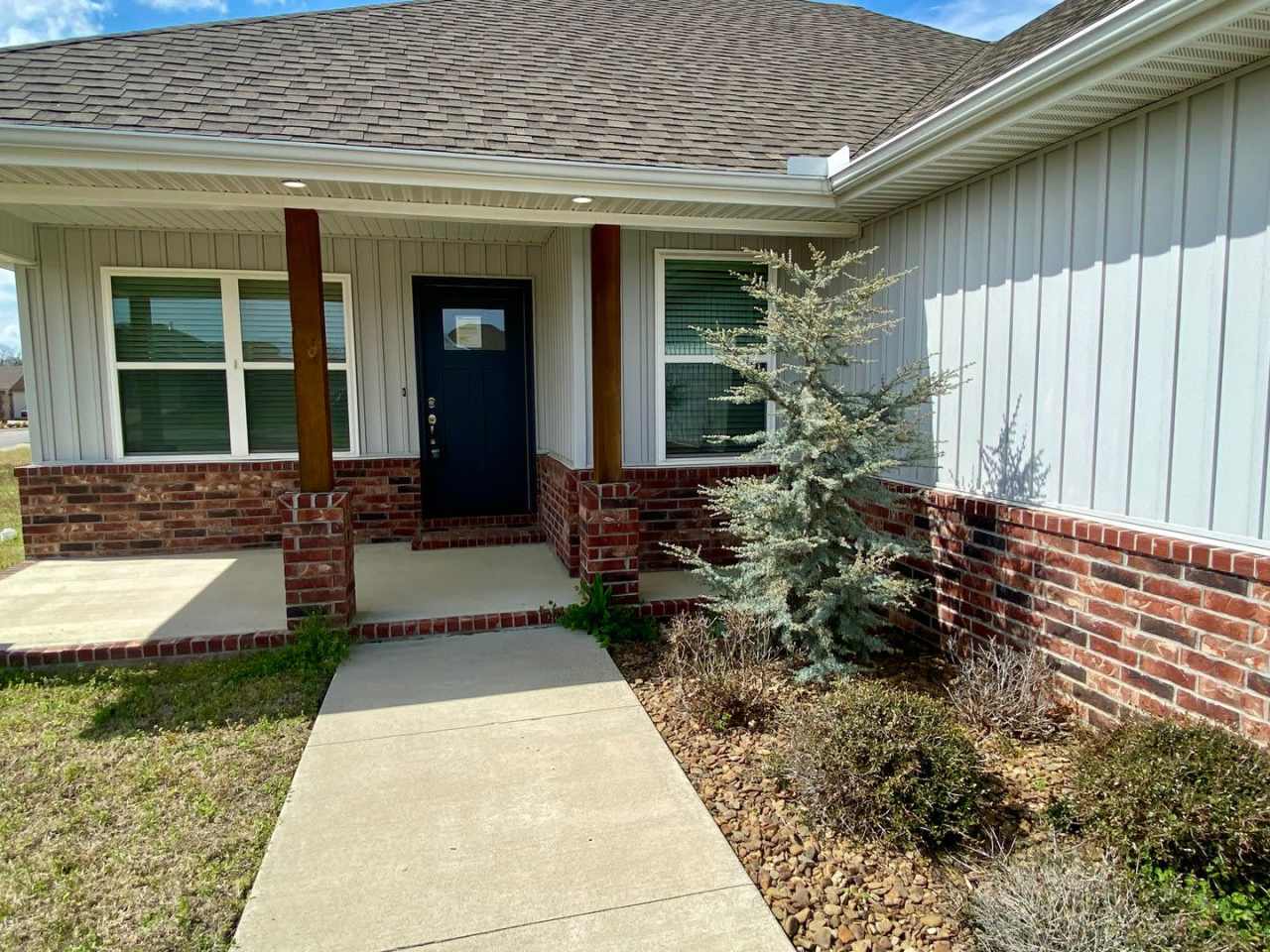 Lovely 3 Bedroom Home Ready NOW! Pets Welcomed!!