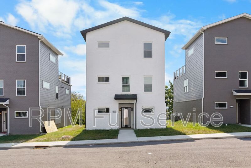 1241 N Avondale Circle