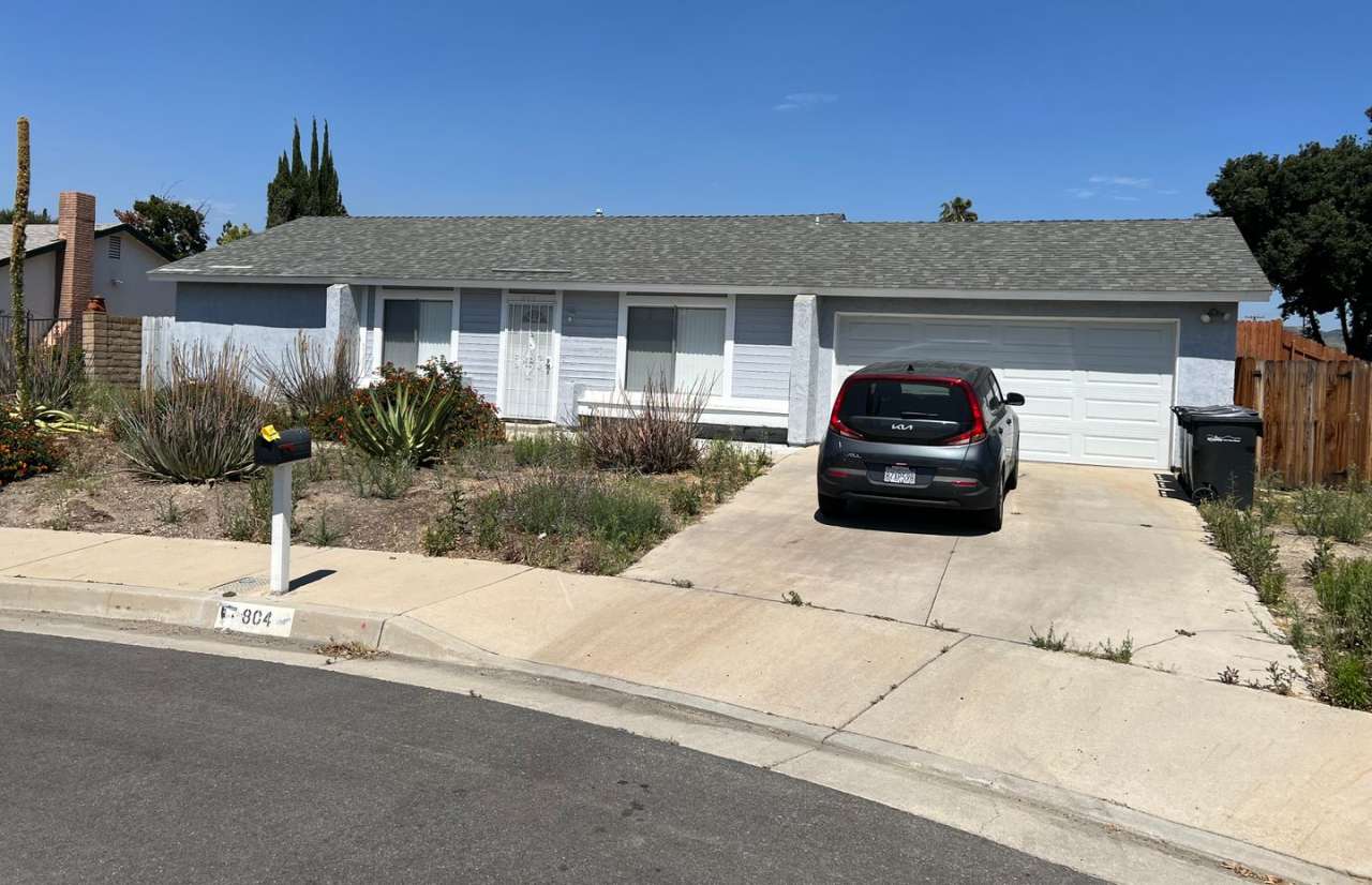 3 bed 2 bath house New flooring, new kitchen, new central/heat system / Updated house