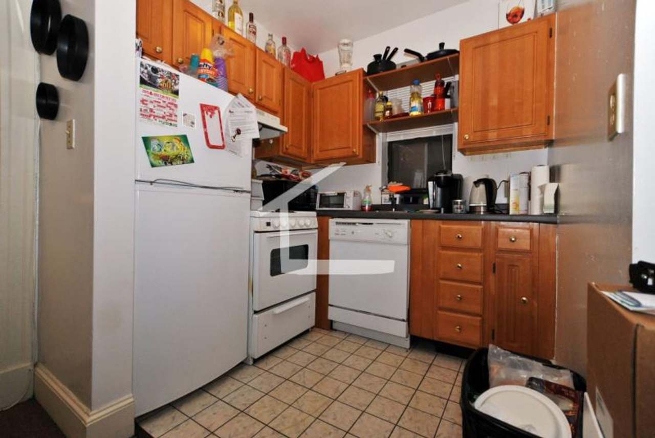 Fabulous Apt Near BU Campus! $500 Rebate Avail! Ht / HW Included! Laundry Available