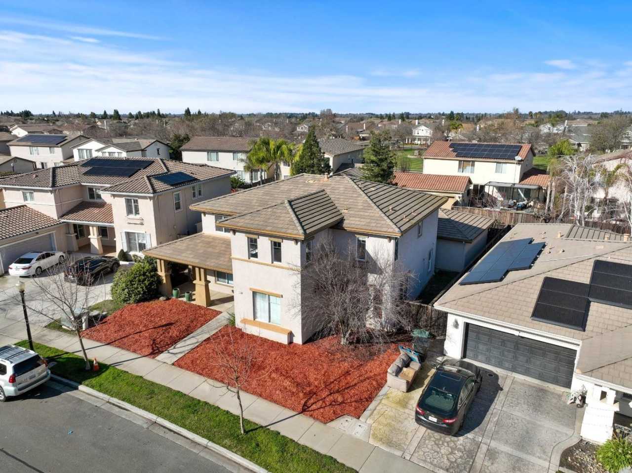 Large two-story home in the Bridal Ridge community of Oakdale!
