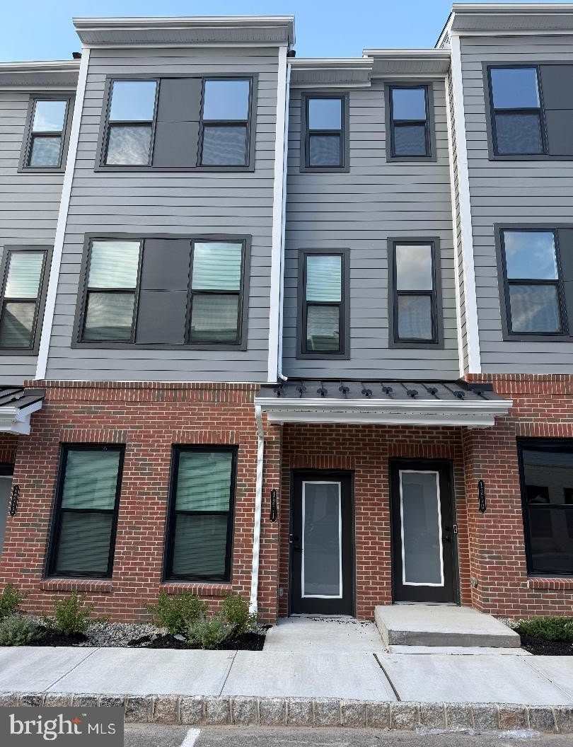 1211 PARKER Boulevard