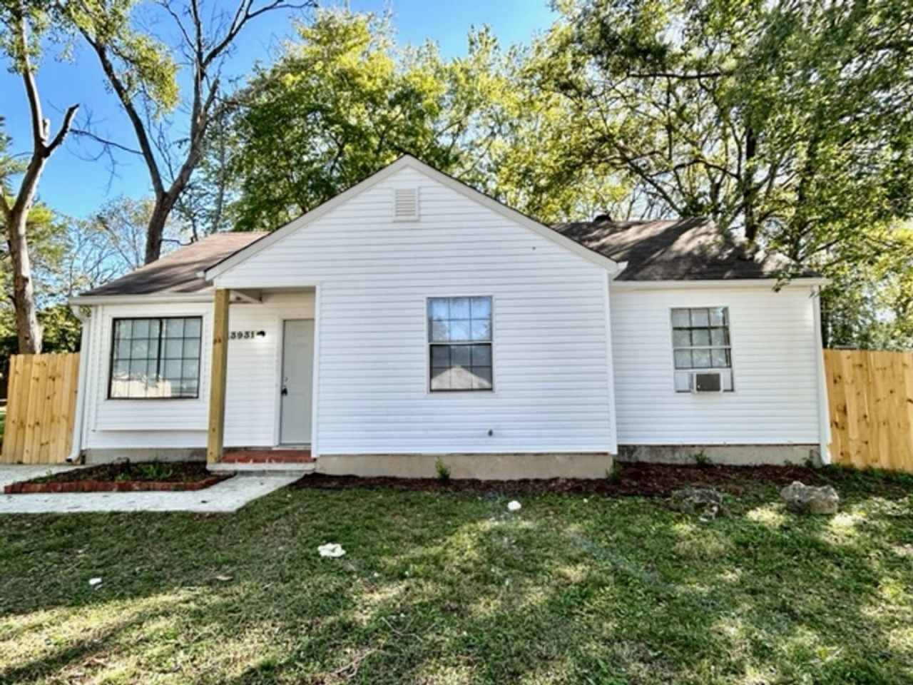 THREE BEDROOM/TWO BATH SOUTH HUNTSVILLE!