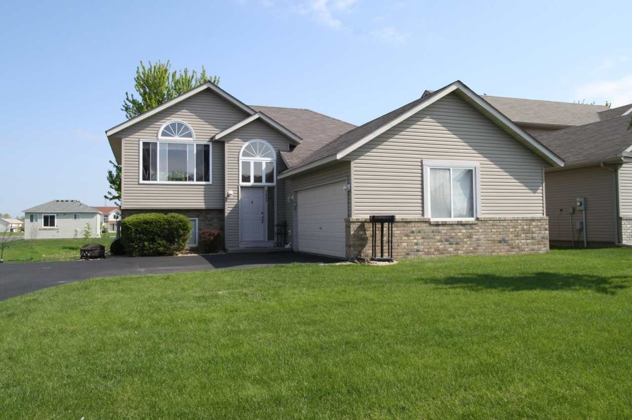 Beautiful 4 Bedroom/2 Bathroom Home In Shakopee-AVAILABLE 7/1