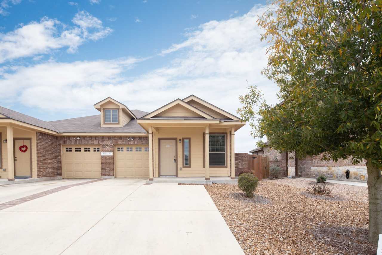 Beautiful 3 bedroom Luxury Duplex, New Braunfels, Texas!