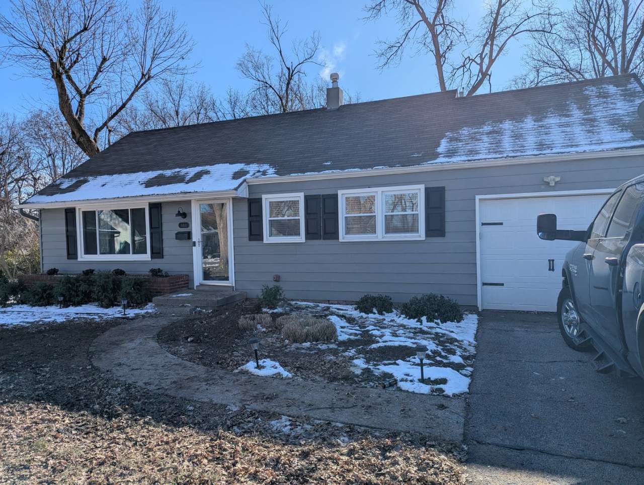 Remodeled 2 Bedroom 1.5 Bath - Overland Park