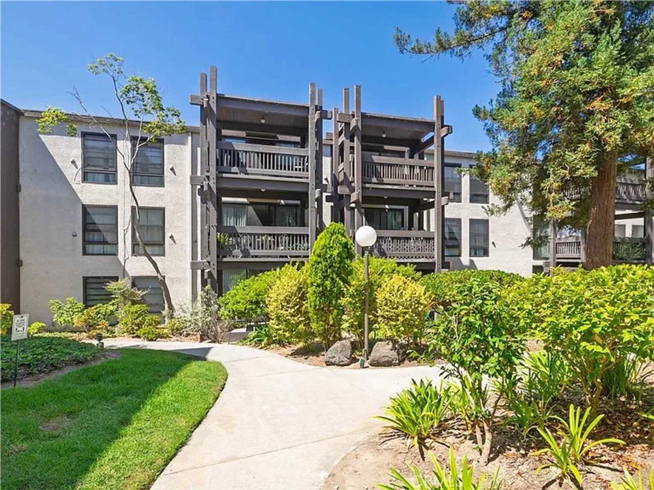 Top Floor 2bd/2ba Condo in the Heart of Playa Del Rey!