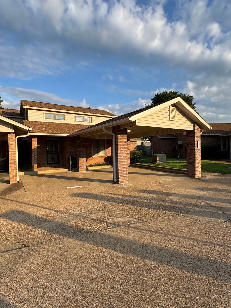 2 or 3 Bed / 2 Bath Condo in Greenbriar Available Now!