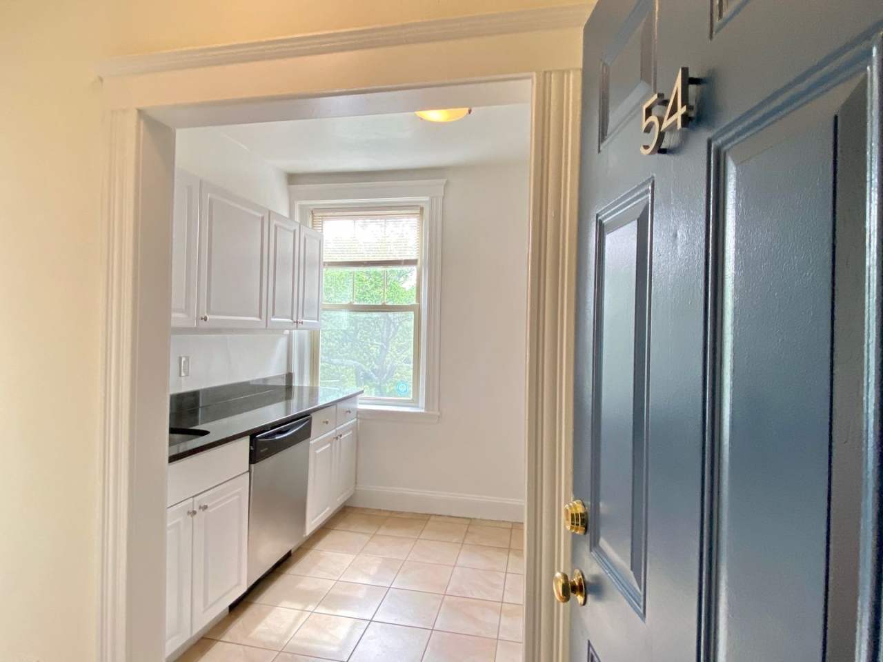 Nicely renovated top floor unit near Cleveland Circle!