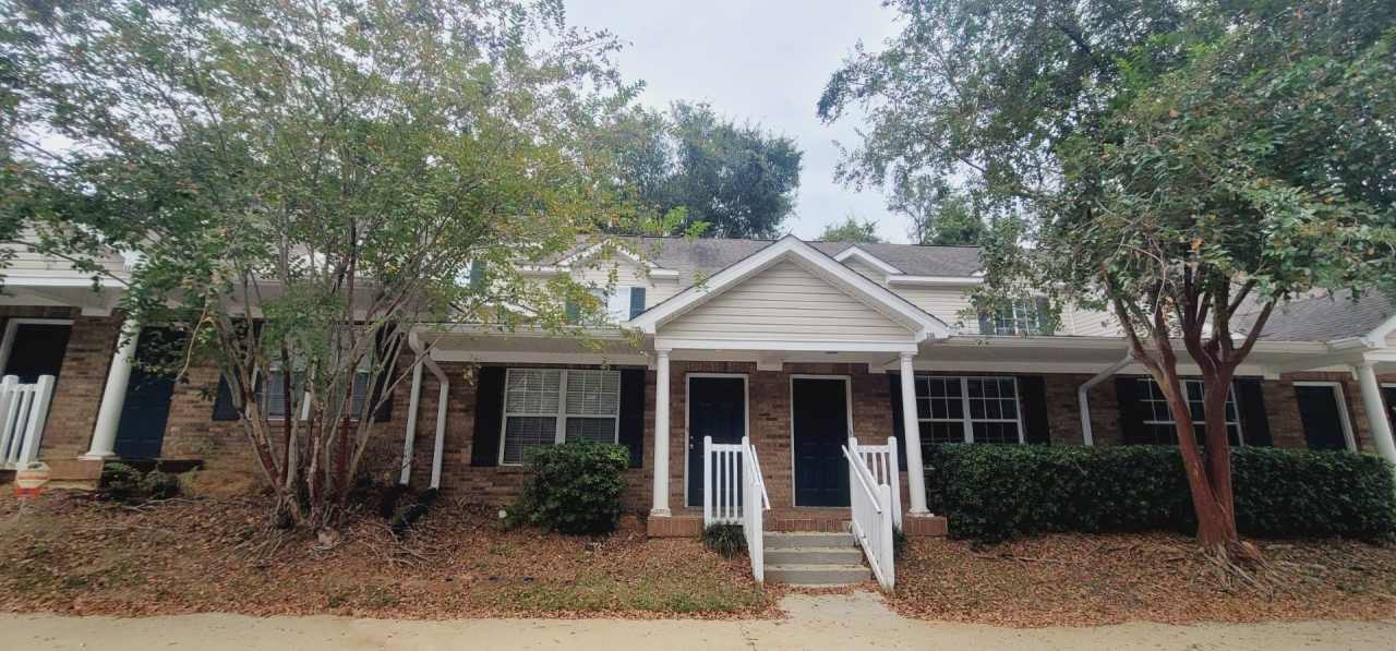 NICE NW 3/3 w/ Washer/Dryer, Open Kitchen w/ Bar, New Paint,  More! $1450/month Avail Now!