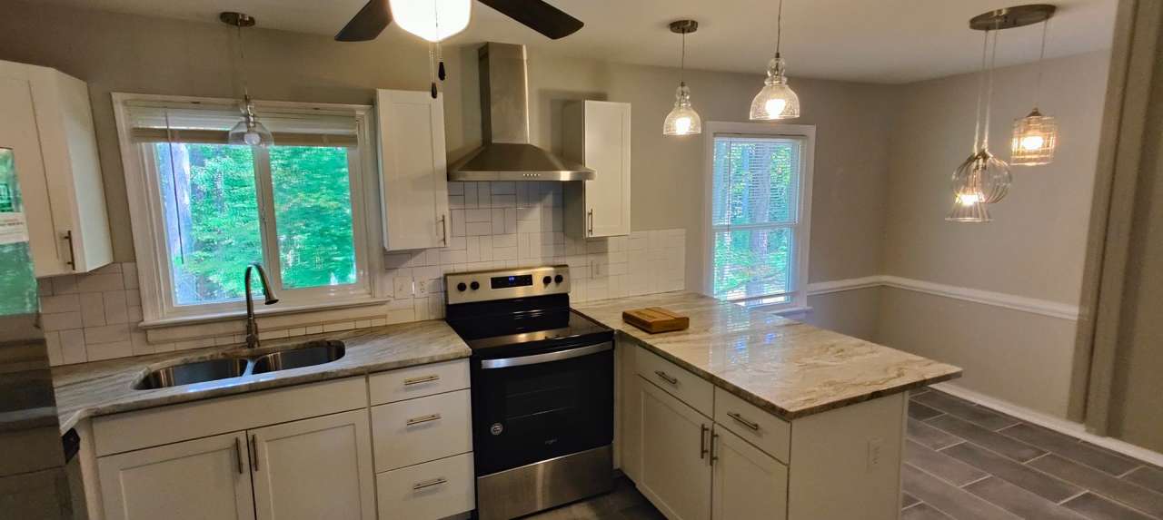 Renovated, Spacious Split Foyer homme