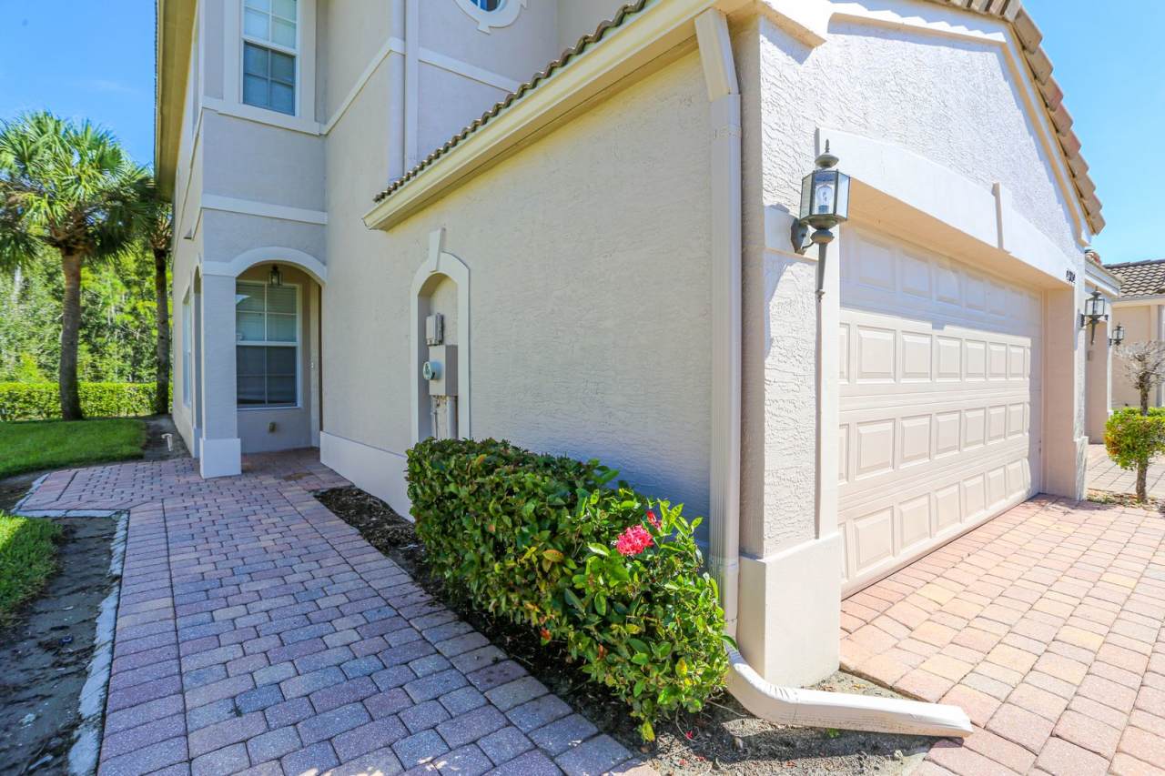 ***NEWER PHOTOS***CLOSE TO MALLS AND FGCU***UPGRADED INTERIOR***GREAT LOCATION***SAN SIMEON***FORT MYERS TOWNHOME***3/2.5/2***GREAT VALUE***