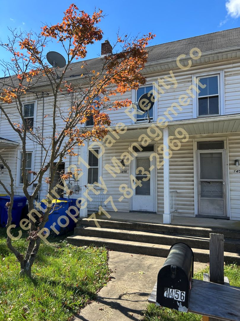 Beautifully redone 3 BR, 1 Bath Townhouse in York Suburban Schools