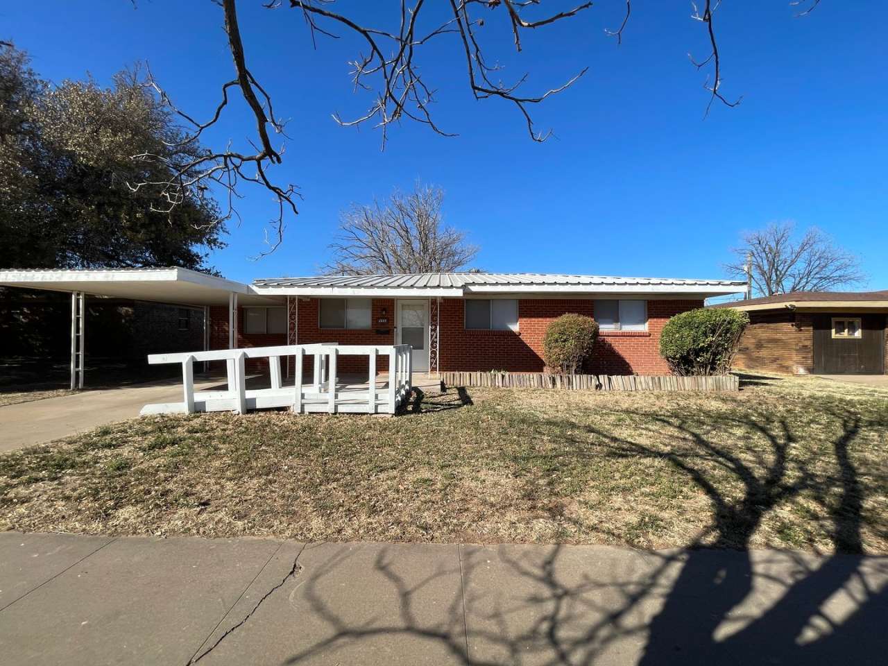 Large 4/2 with fenced in back yard and large shop