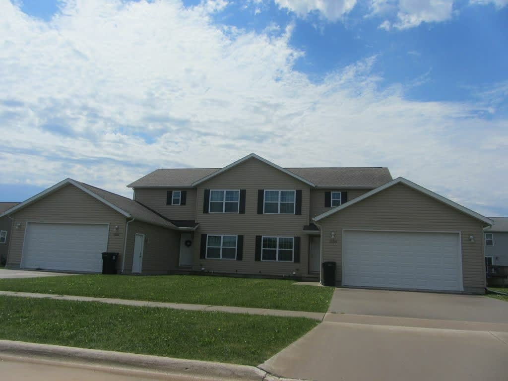 Beautiful 4 Bedroom, 4 Bath Townhome – Cedar Falls May 2025!