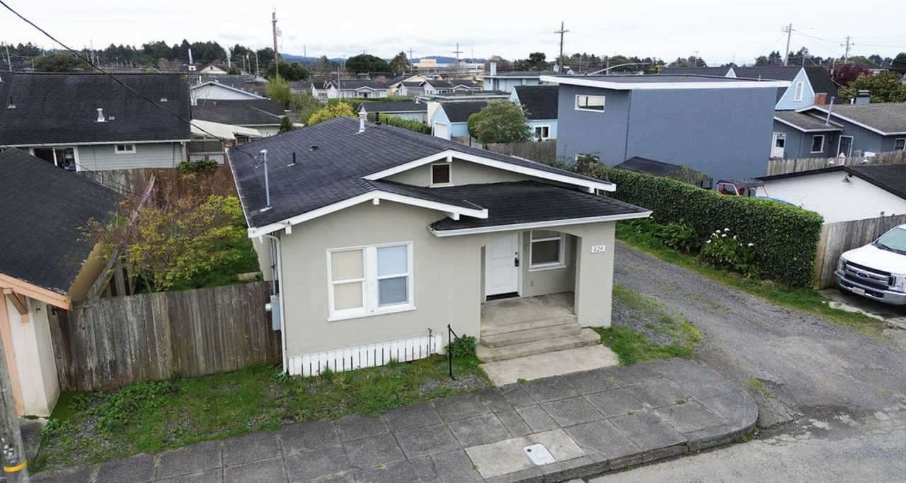 Charming Bungalow in Henderson Center!