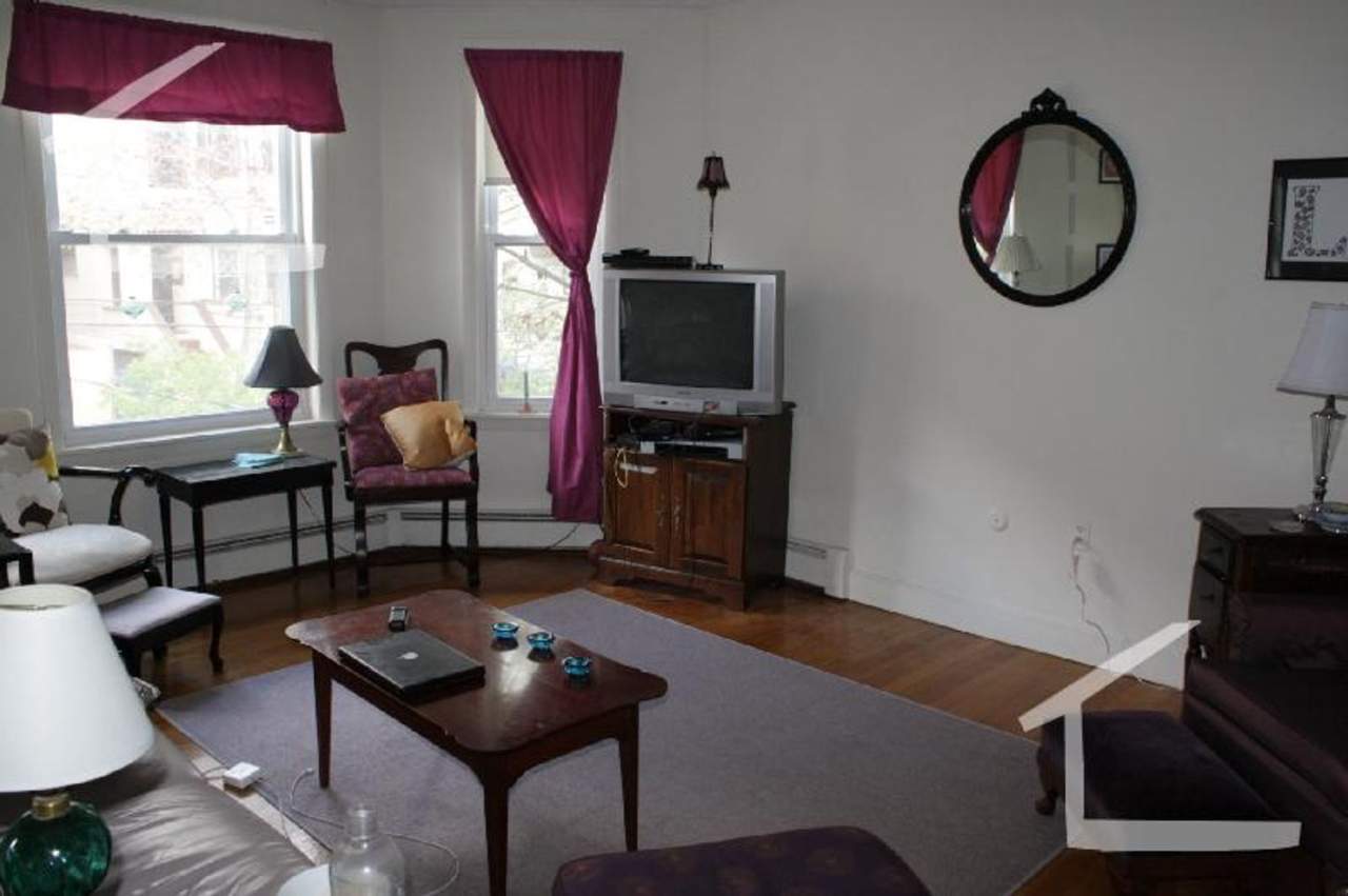 Brookline 2 bedroom apartment - Parking available for rent - Available NOW
